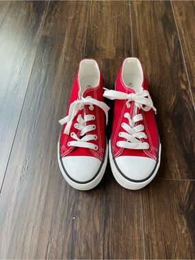 Womens Red Canvas Low-Top Sneakers - Classic Lace-Up Style